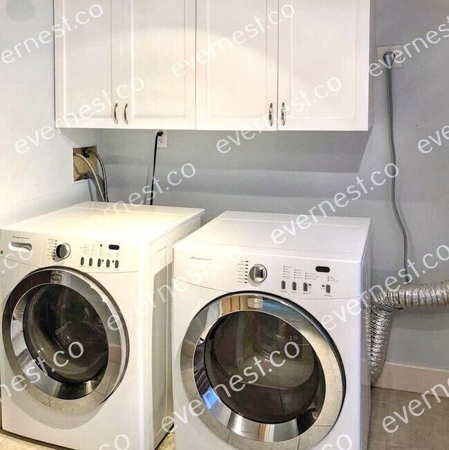 Building Photo - Charming Townhome with Fireplace and Conve...
