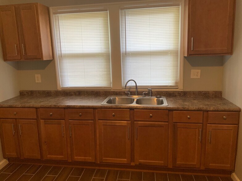 Building Photo - 1545 Oakwood St