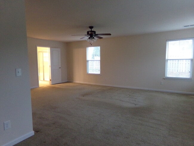 Building Photo - Coming Soon – Available November 1st! Spacious 4-Bedroom Home