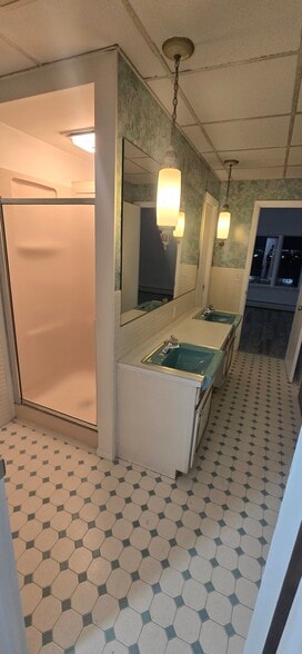 Full bath #2 - 949 E Walnut St