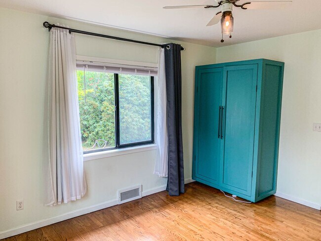 Building Photo - Spacious 4 bedroom house on a quiet North Ballard/Crown Hill  location