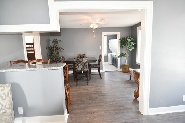 Building Photo - 807 7th St