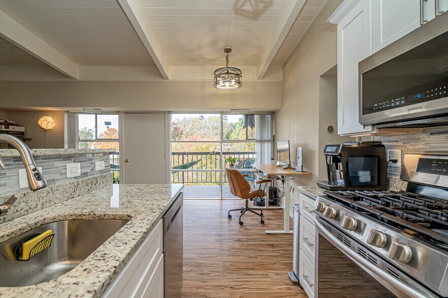 Building Photo - 4965 Americana Dr