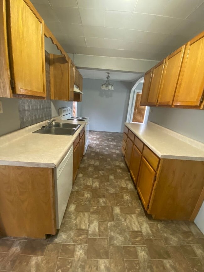 Building Photo - 3 Bed 1 Bath with Double Stall Garage