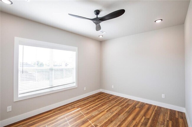 Building Photo - 907 Seaborn Way