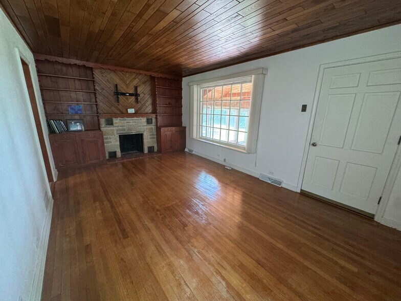 living room - N5311 Saint Catherines Bay Rd