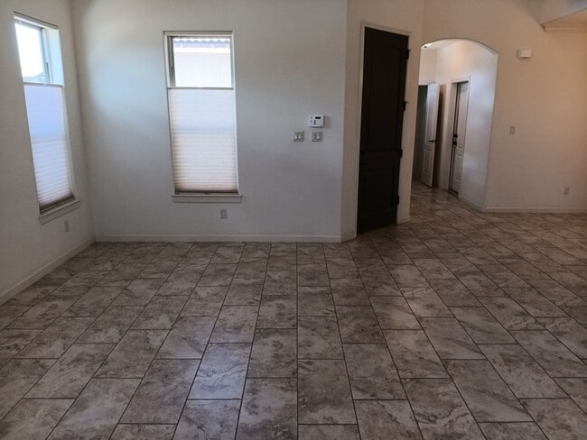 Building Photo - Stunning 4 bedroom, 3.5 bathroom home! Sho...