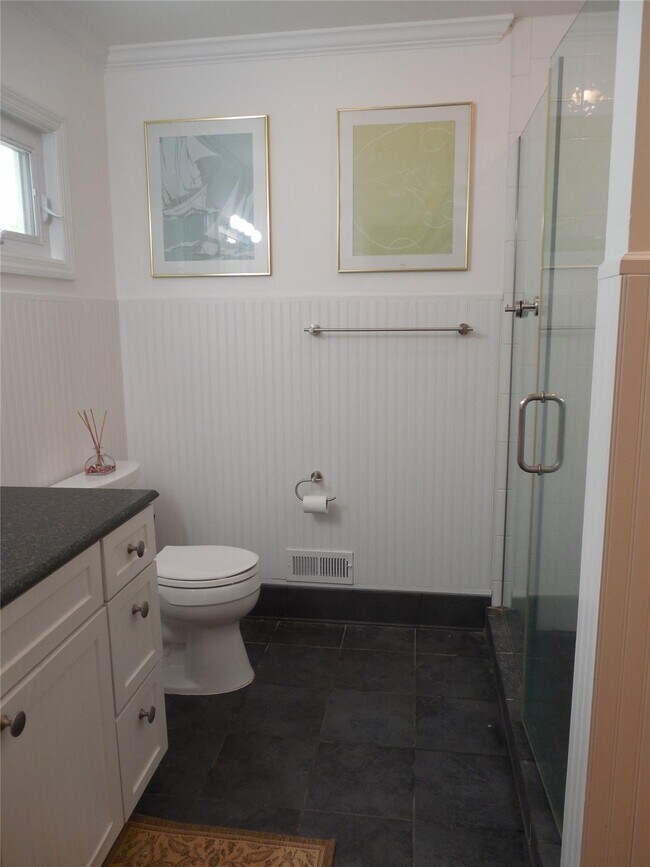 Building Photo - 24 E Point Ln