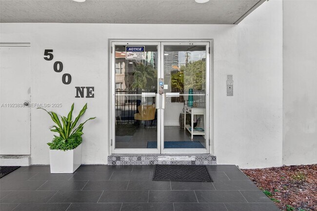 Building Photo - 500 NE 26th St