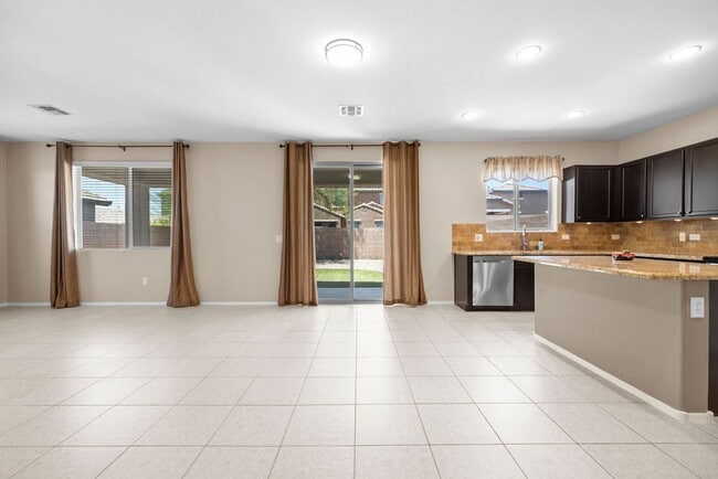 Building Photo - 4 Bedroom Home with Community Pool in Vail...