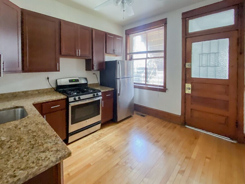 Building Photo - 3639 N Paulina St