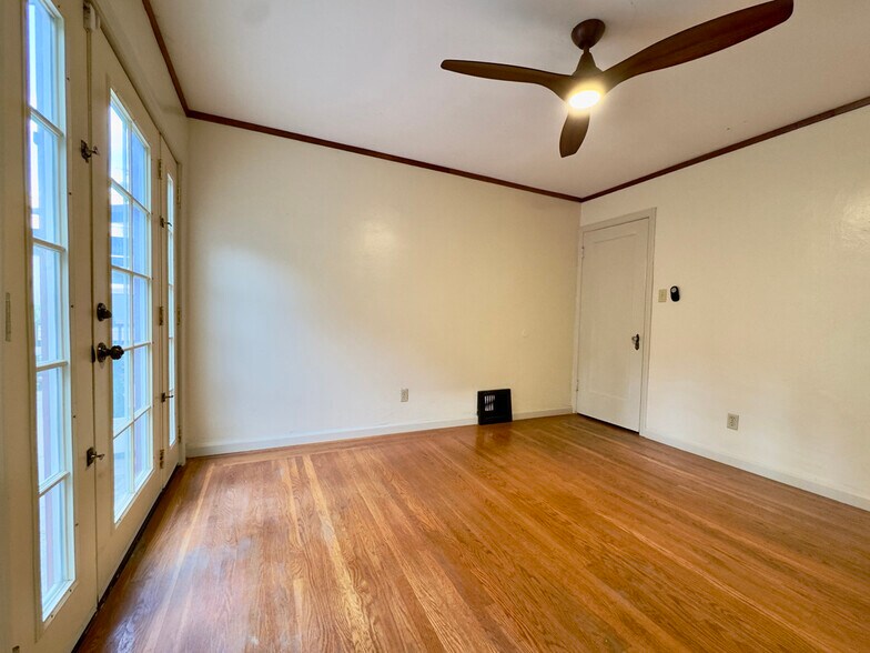 Building Photo - 645 Jean St