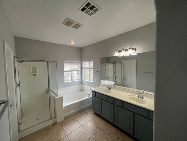 Building Photo - Beautiful 3 bedroom home