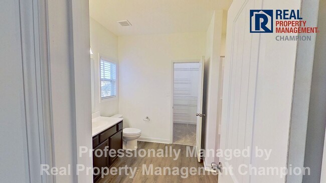 Building Photo - Spacious Home with Fenced Back Yard Convenient to Camp Lejeune