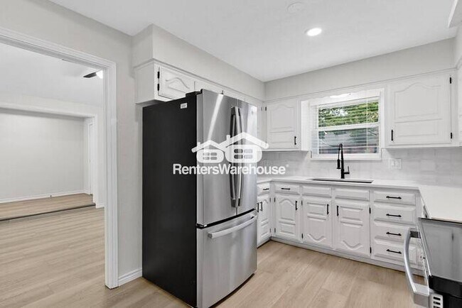 Building Photo - MOVE IN READY COMPLETELY UPDATED - 3BED/2B...
