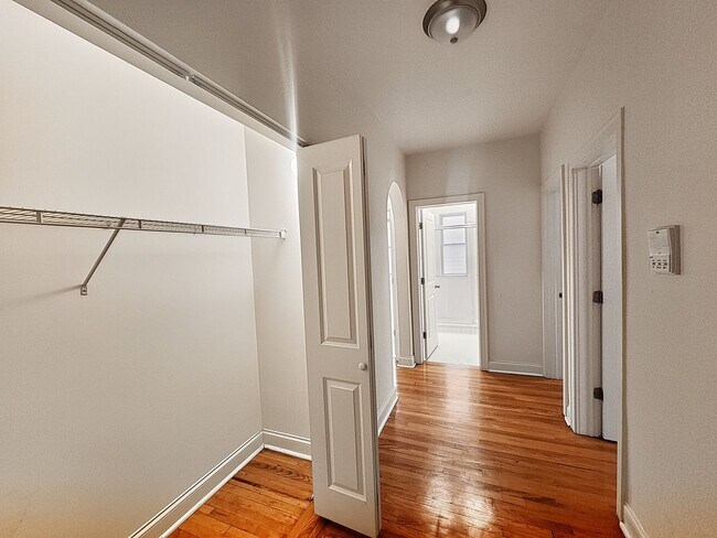 Building Photo - Large 2-bed/2-bath Apartment With Updated Kitchen and Large Living Room