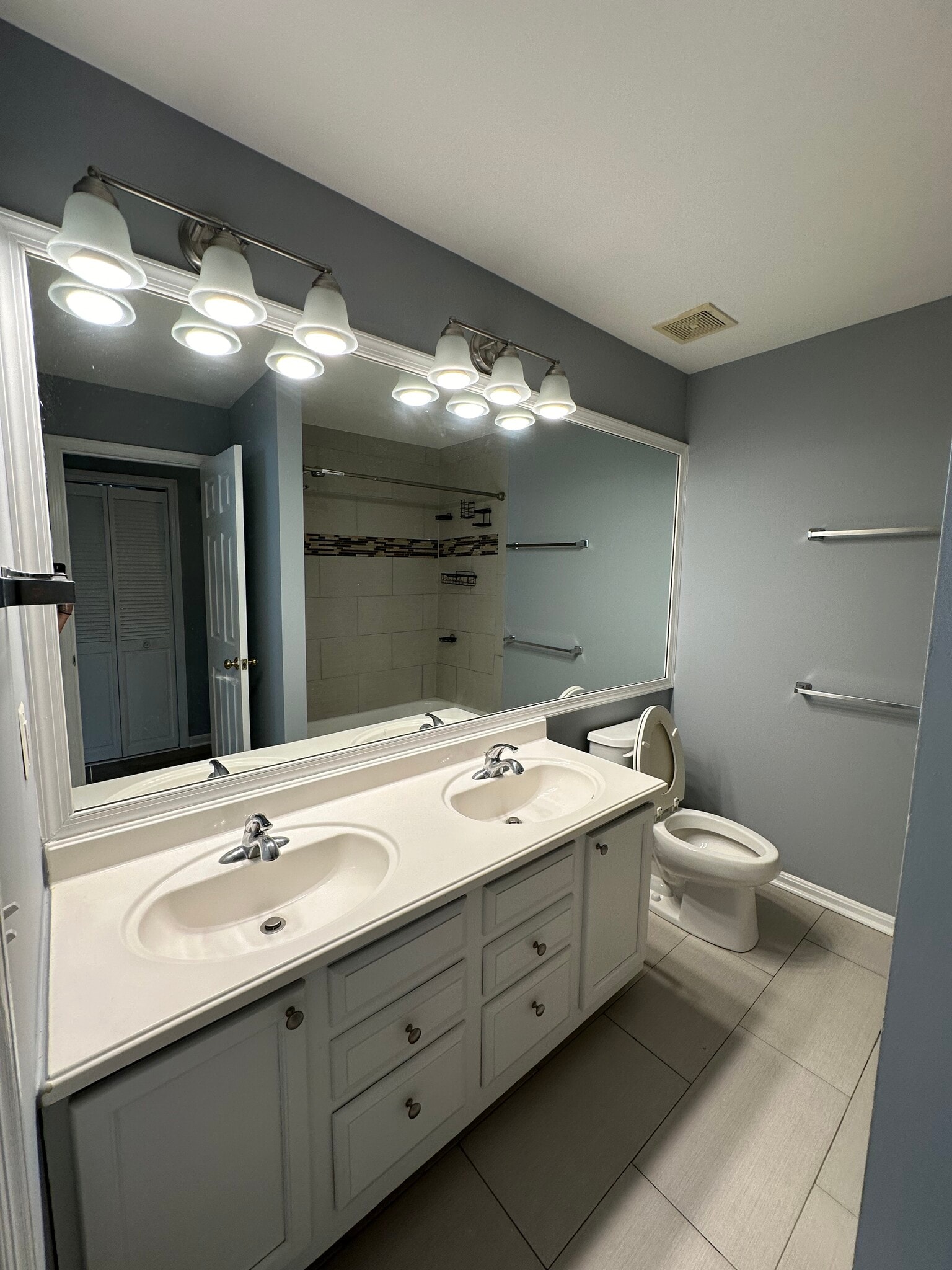 Building Photo - 8210 Catbird Cir