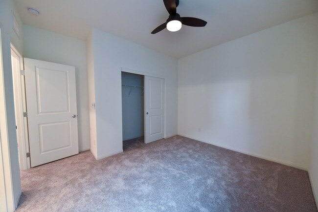 Building Photo - 5 Bed 3 1/2 Bath,  Beautiful home in gated community!