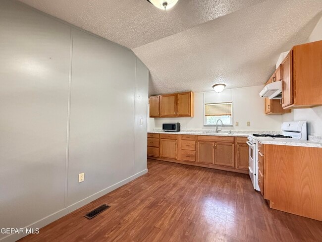 Building Photo - 5941 Sixta Dr