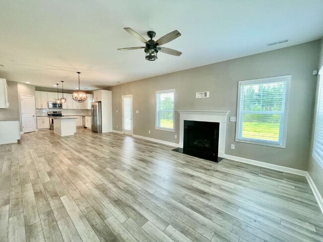 Building Photo - Spacious 4 Bedroom, 2 And A Half Bath Nest...