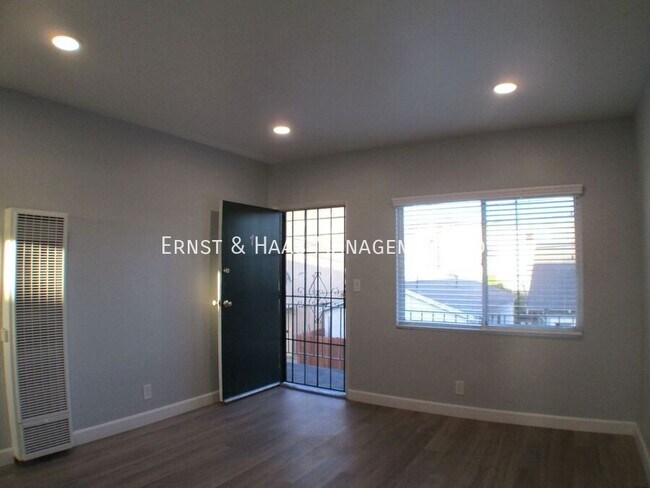 Building Photo - 815 E 9th St