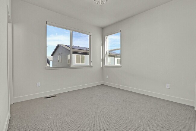 Building Photo - $2,500 - 2 Bed, 2 Full Bath Townhome In Broomfield with Central AC and In Unit Laundry!