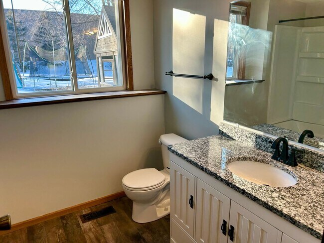 Building Photo - 3 Bed 1 Bath New carpet and paint!