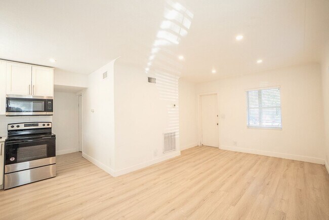 Building Photo - 626 23rd Ave S