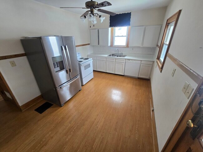 Building Photo - 135 E Harding Rd