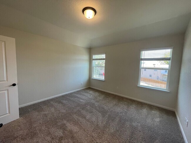 Building Photo - MOVE FAST—GATED TOWNHOME NEAR LACKLAND AFB WITH A PRIVATE YARD!