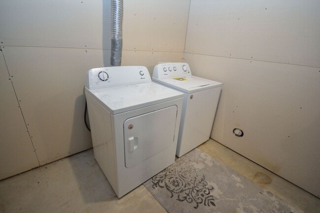 Building Photo - Twin home with walk-out basement & great updates!