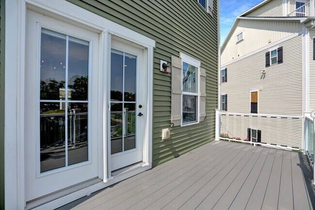 Building Photo - Stunning Townhome with Water Views!