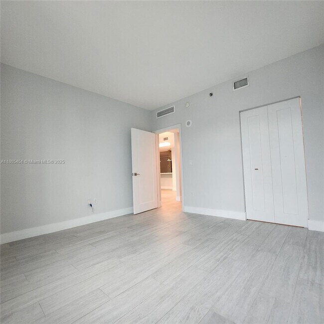 Building Photo - 950 Brickell Bay Dr