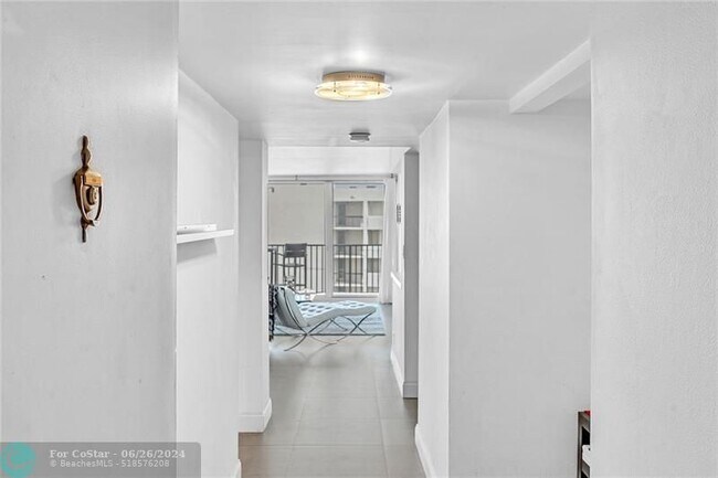 Building Photo - 525 N Ocean Blvd