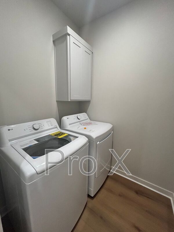 Building Photo - 621 Cosmos St