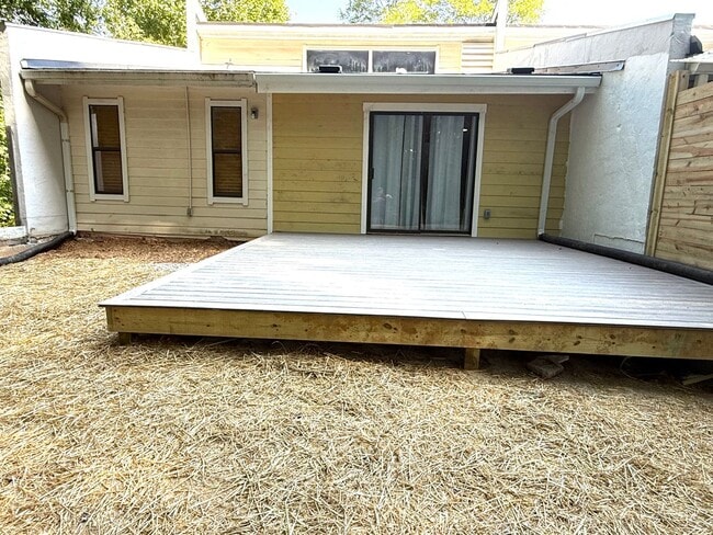 Building Photo - 3 Bedroom Townhome located walking distance to Downtown Woodstock!