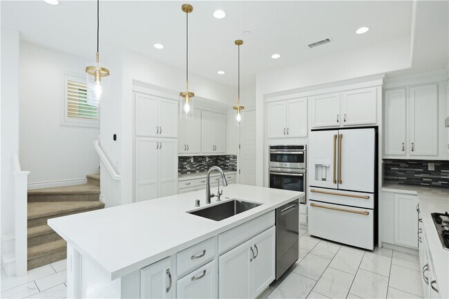 Building Photo - 148 Spectacle