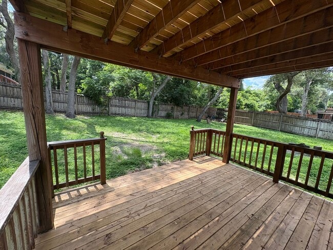 Building Photo - Charming 3/2 Mt Dora w/ Enclosed Backyard ...