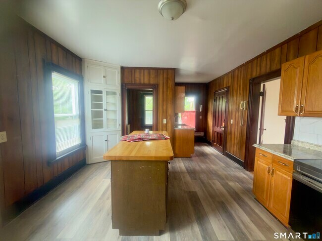 Building Photo - 261 Wakelee Ave