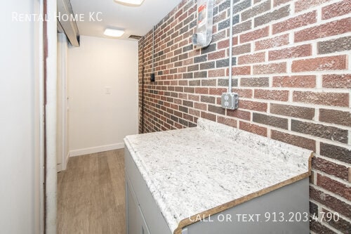 Building Photo - 940 S 57th St