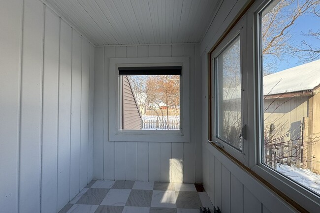 Building Photo - Central Ames Home Available Now