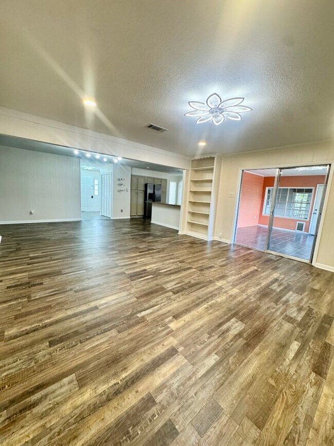 Building Photo - Spacious 3/2 Living in the Heart of Ocean Springs