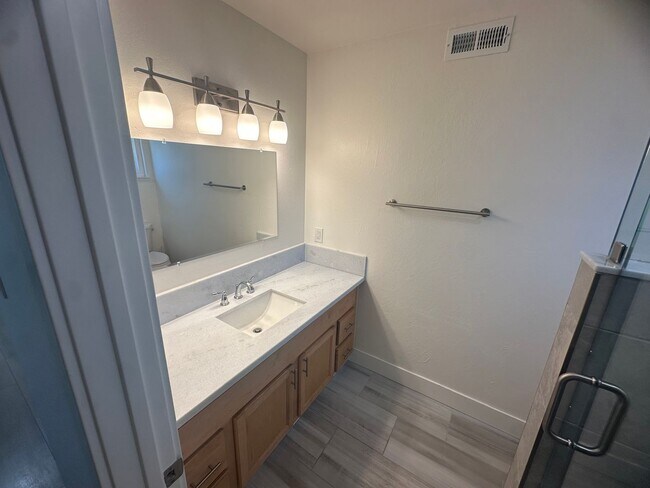 Building Photo - 9101 Rosewood Dr