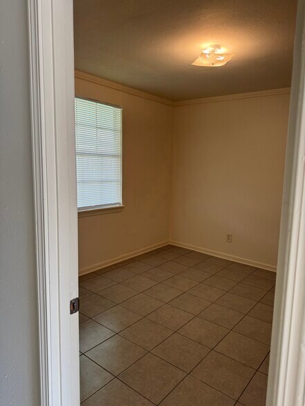 Building Photo - 107 Upsilon St