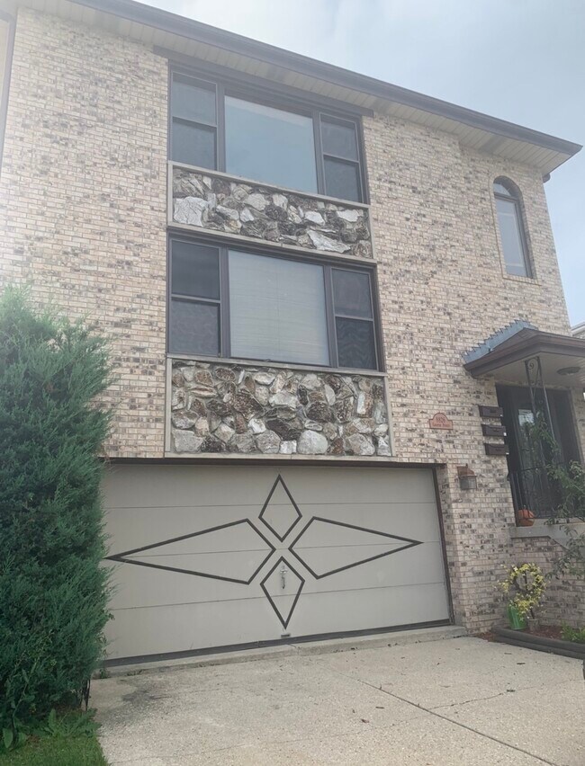 Building Photo - 8826 N Chester Ave