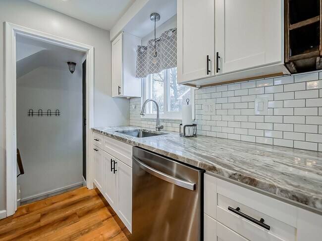 Building Photo - AVAILABLE NOW! Spacious 4-Bed Gem in the Heart of Clawson!