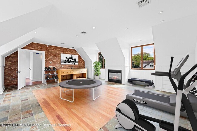 Building Photo - 18 Sheraton Ln