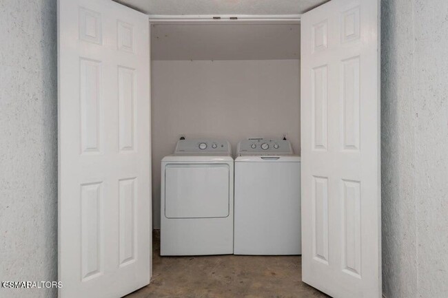 Building Photo - Convenience!!!!!