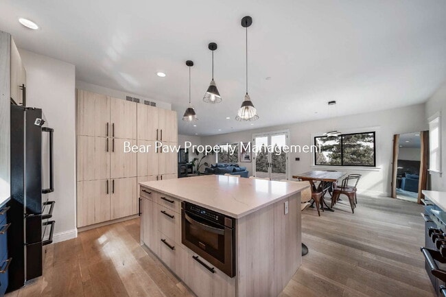 Building Photo - Gorgeous Home on Bear Mountain!