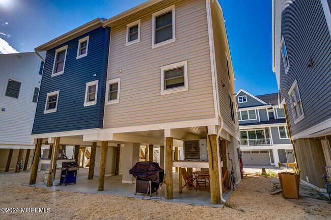 Building Photo - 19 Cummins St